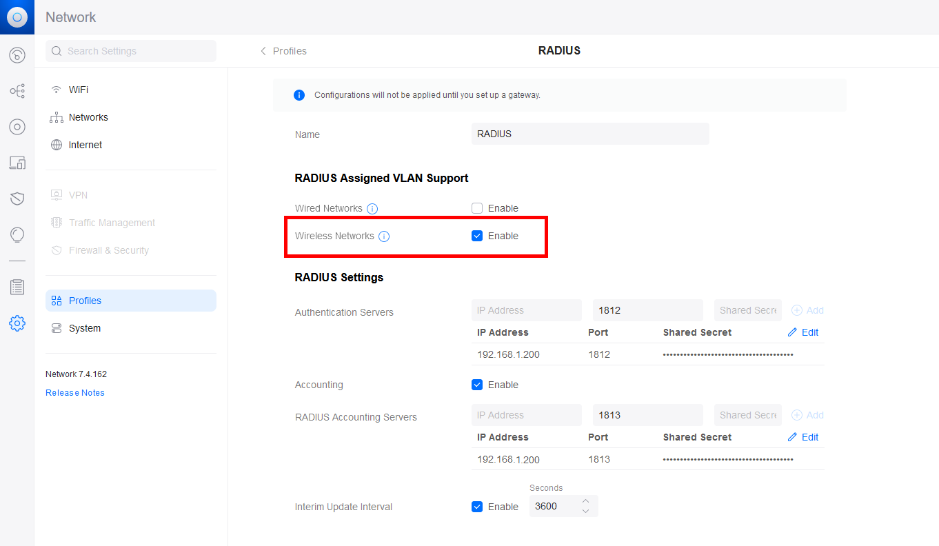 Interface UniFi Network montrant la configuration du profil RADIUS avec l’attribution de VLAN activée pour les réseaux sans fil, ainsi que les détails du serveur RADIUS renseignés.
