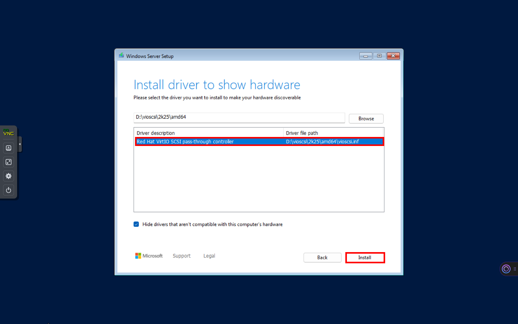 Écran d'installation de Windows Server dans une VM Proxmox montrant le pilote sélectionné 'Red Hat VirtIO SCSI pass-through controller'. Le bouton 'Installer' est mis en évidence pour charger le pilote de stockage VirtIO.